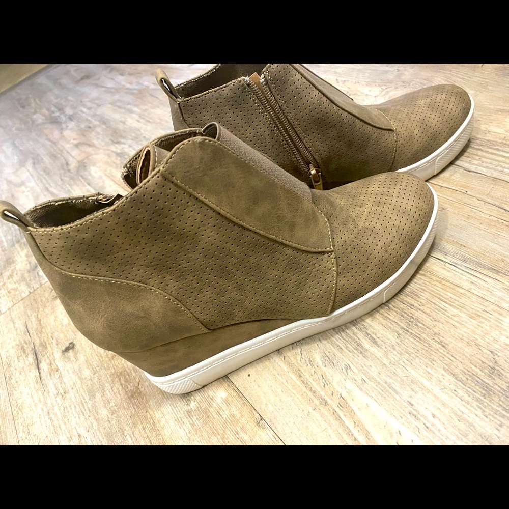 Tan, shade wedge boots, zipper on the side, size 8